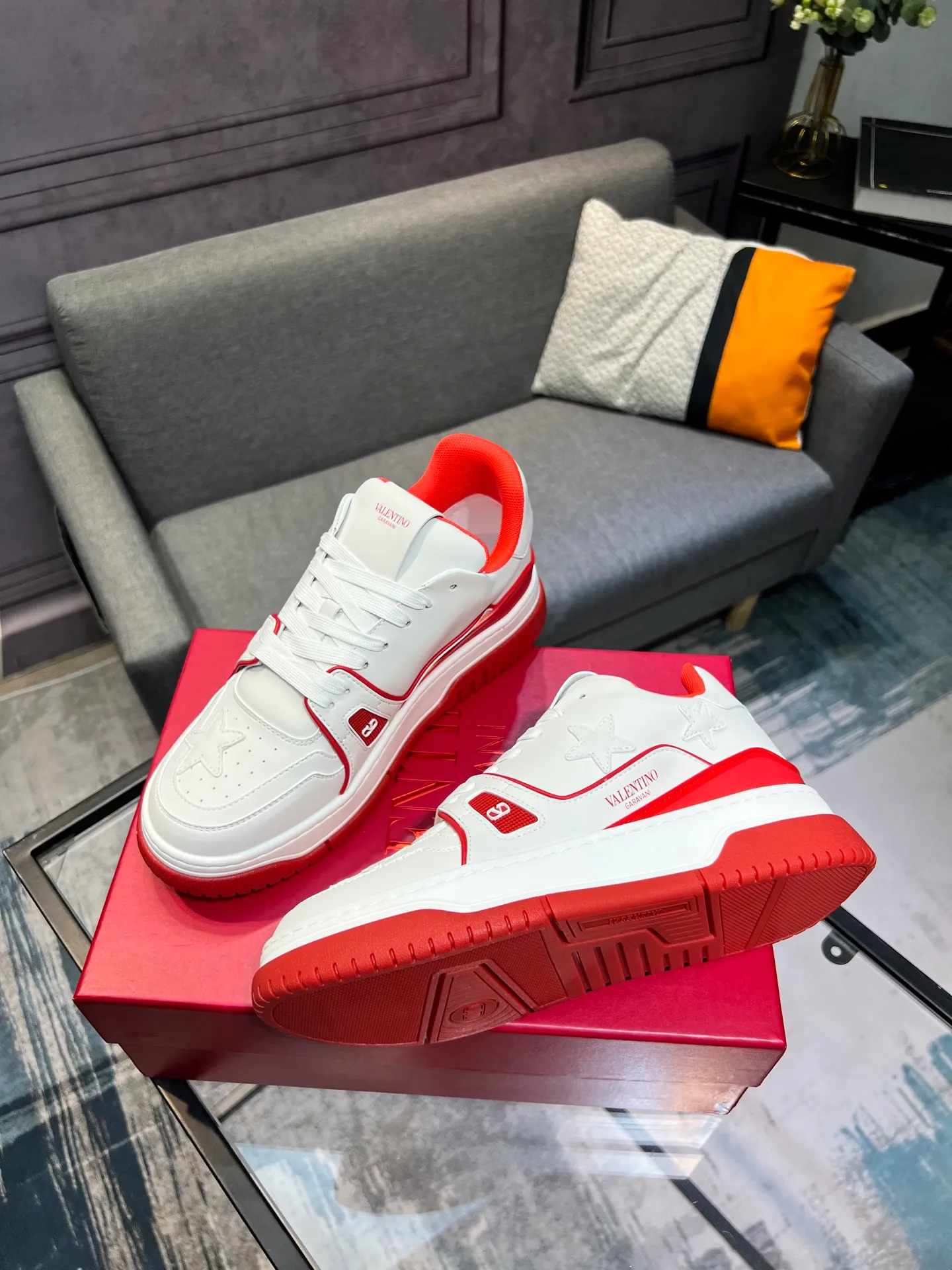 Men's Men's Shoes 💰660 Valentino 2023 early autumn new star shoes are now online! Wang Hedi and Ren Jialun have been worn by many celebrities. Who can refuse the same couple shoes as Wang Hedi! The design of Stars Stab My Heart is cool and spicy. The material of the shoes is cowhide, and every color is beautiful! Size 35-40, men’s size 39-44 (women’s 41, men’s 38, 45🉑️customized)